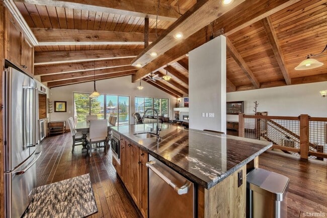 Building Photo - Beautiful pet friendly home with amazing views and private boat dock avail. Now! W/ lots of extra...