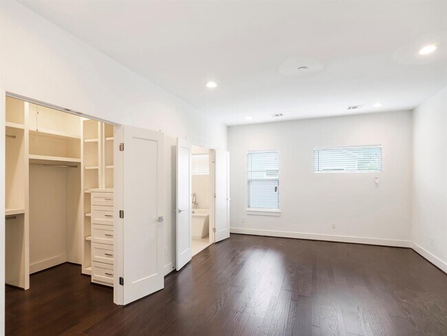 Building Photo - 7706 Jack Oak Ave