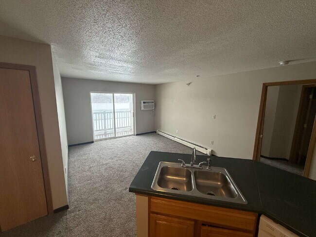 Building Photo - *WINTER MOVE-IN SPECIAL* 3 Bedroom | 2 Bathroom 2nd Floor Unit in Oelwein Available in RIGHT NOW!