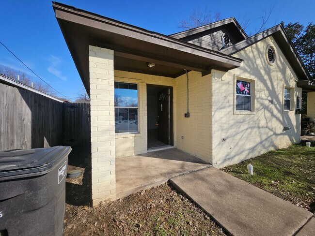 Building Photo - 3108 Lincoln Ave