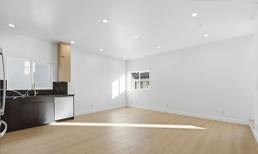 Building Photo - 2835 S Redondo Blvd