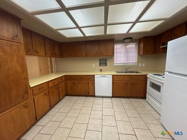 Building Photo - 1814 Crestridge Dr