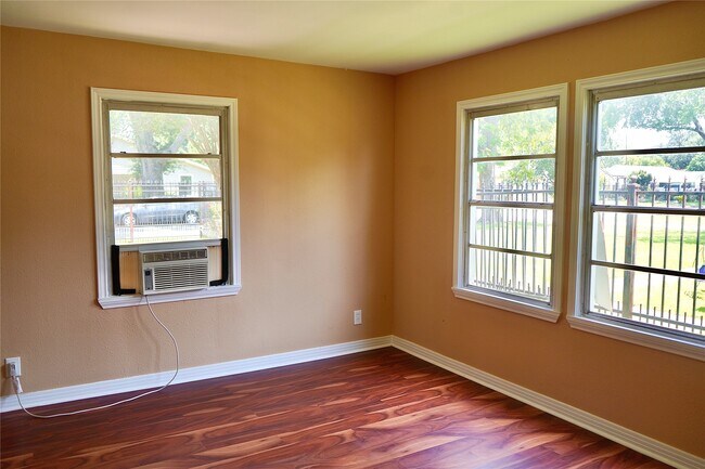 Building Photo - 7328 Oak Hl