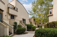 Building Photo - Updated La Jolla Townhome