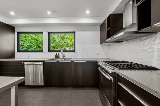 Building Photo - 8206 SW Terwilliger Blvd