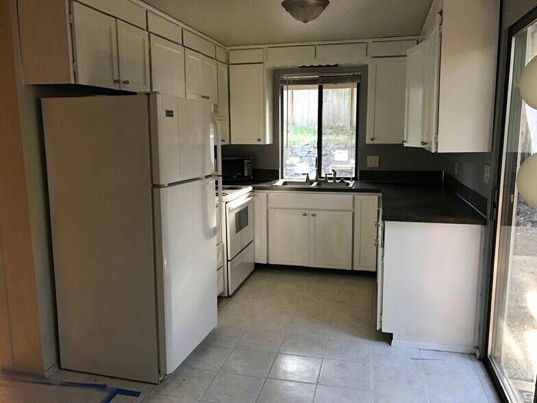 7835 Kitchen - 7834 Custer Rd W