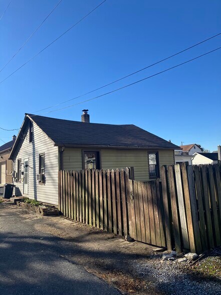 Side - 215 N Railroad Ave