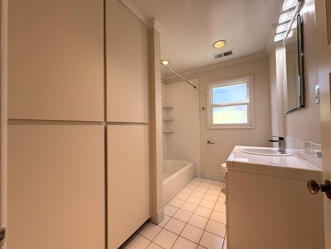 Building Photo - Beautiful 4BD/2BA Menlo Park Home with Lar...