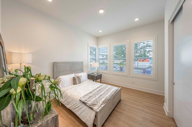 Building Photo - 120 Riverbend