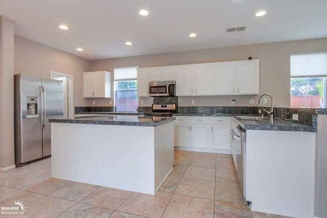 Building Photo - Beautifully 5Bdm 3.5Ba Home in Prime Location