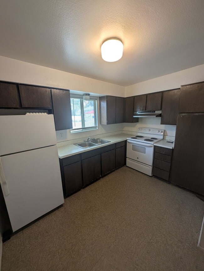 Building Photo - 4 Plex - 2 Bedroom Unit and 1 Bath for Rent.