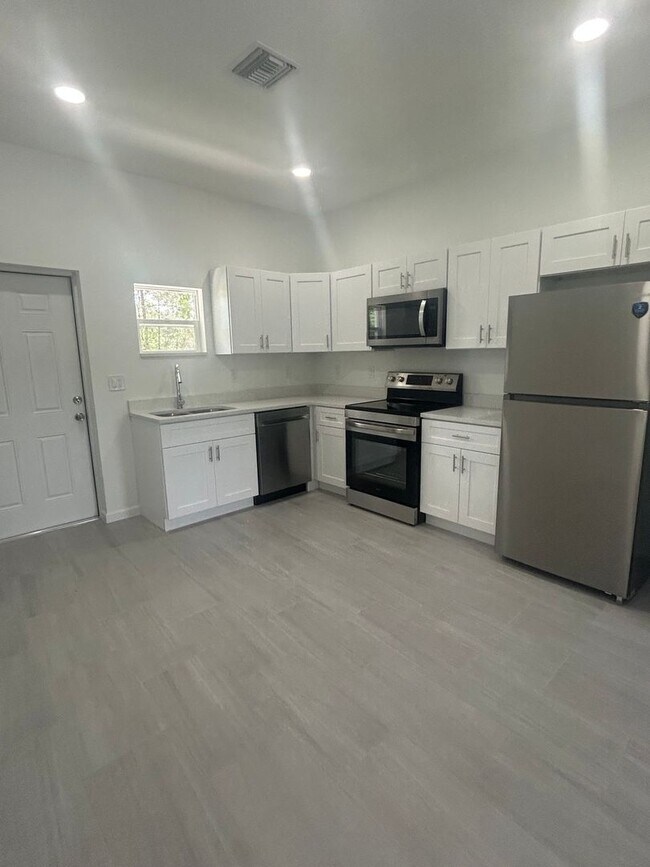 Building Photo - Brand-New Modern 2BR/2BA Home with Garage – Desirable Lake Placid Location