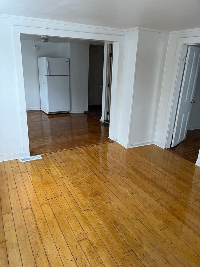 Building Photo - 15-17-17 Peru St