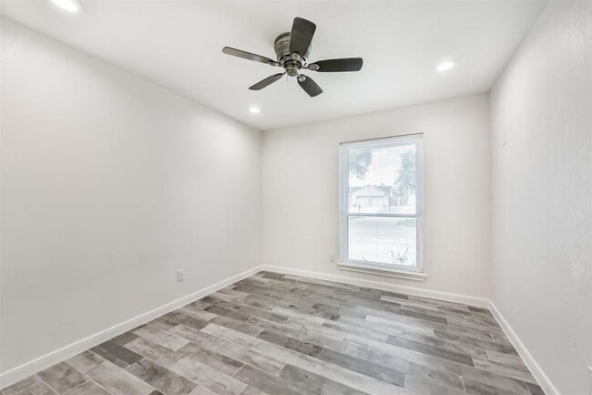 Building Photo - 210 Gentilly Dr