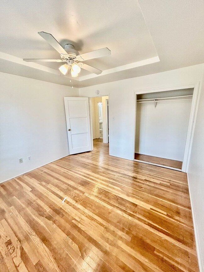 Building Photo - Bright & Airy 2 Bed / 1 Bath Apartment in Point Loma!
