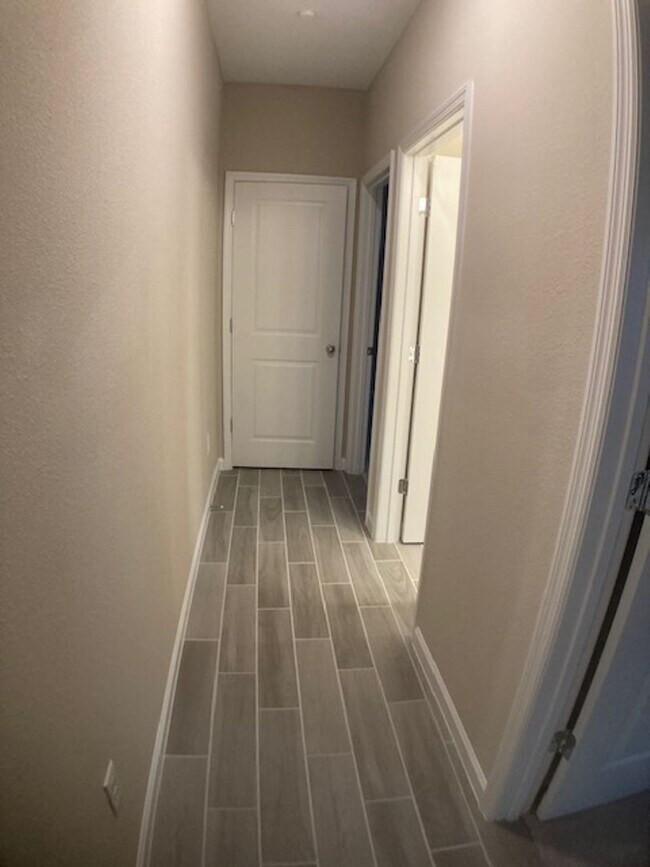 Building Photo - Stylish & Low-Maintenance Living in Oakleaf Community