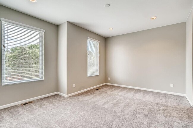 Building Photo - Beautiful + Spacious 2 Bed Townhome