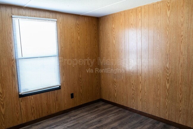 Building Photo - 805 Hillvale Rd