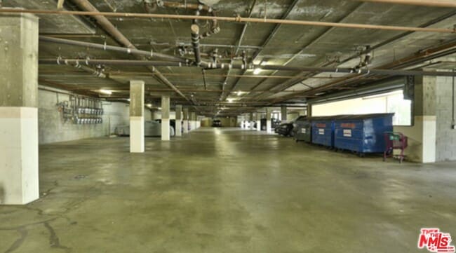 Building Photo - 2222 Beachwood Dr