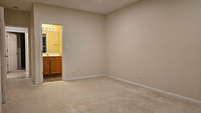 Building Photo - 151 N Waters Edge Dr