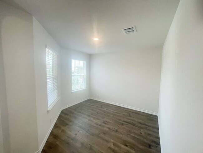 Building Photo - Come check out this well maintained 4 bedroom, 2.5 bath home in the well desired community of Lan...