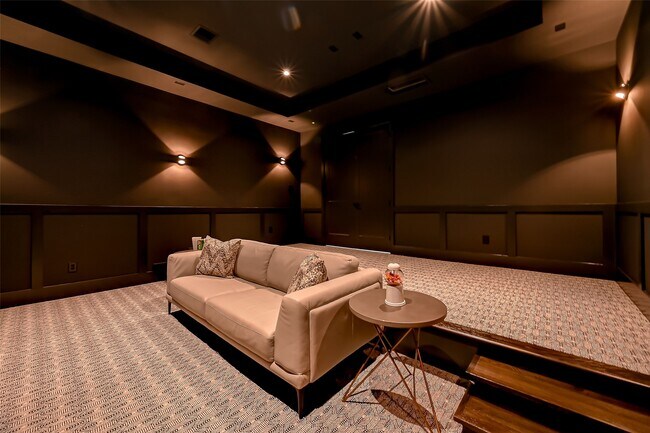 Building Photo - 1506 W 43rd St