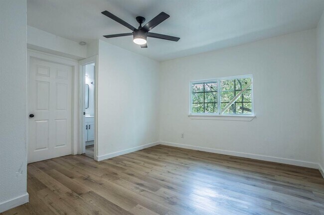Building Photo - 5807 Mayo Dr