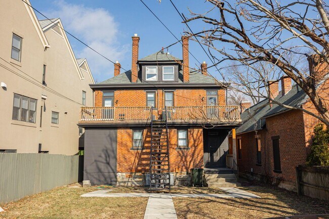 Building Photo - 341 E Sycamore St