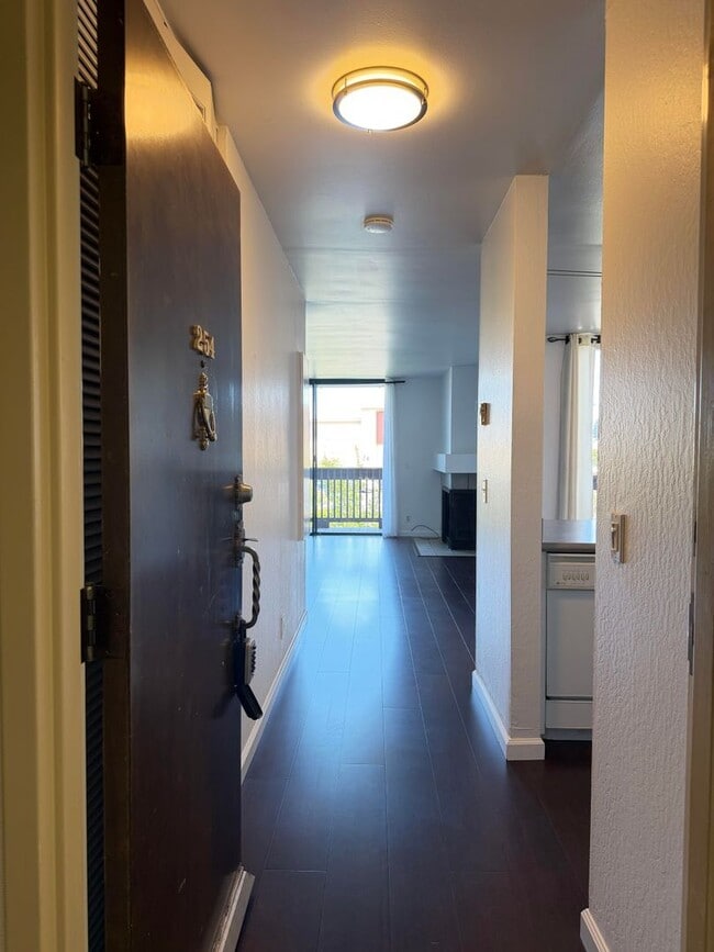 Building Photo - 2101 Shore Line Dr