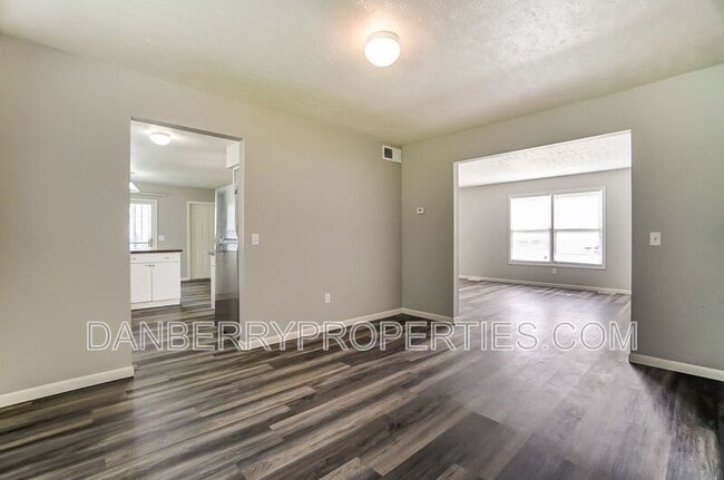 Building Photo - 1103 Searles Rd