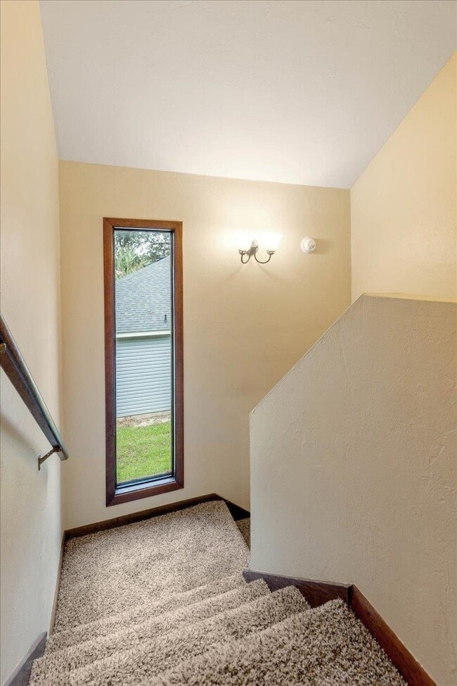 Building Photo - 1557 Live Oak Dr
