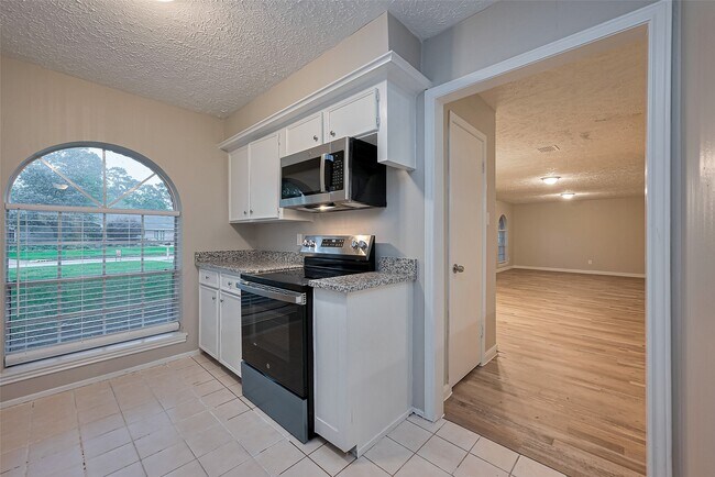 Building Photo - 3214 Three Pines Dr