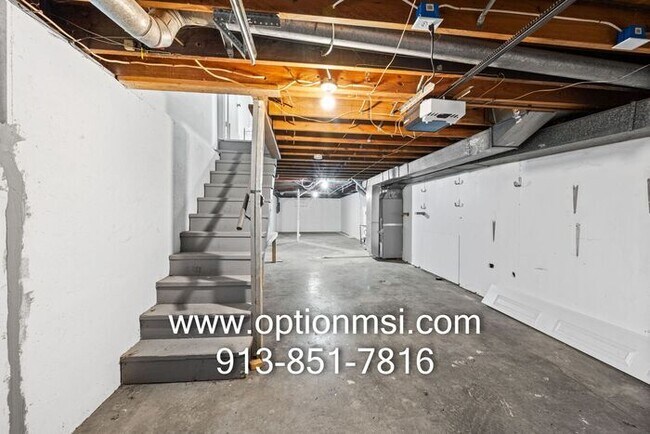 Building Photo - Very Spacious and ready for immediate move-in!!