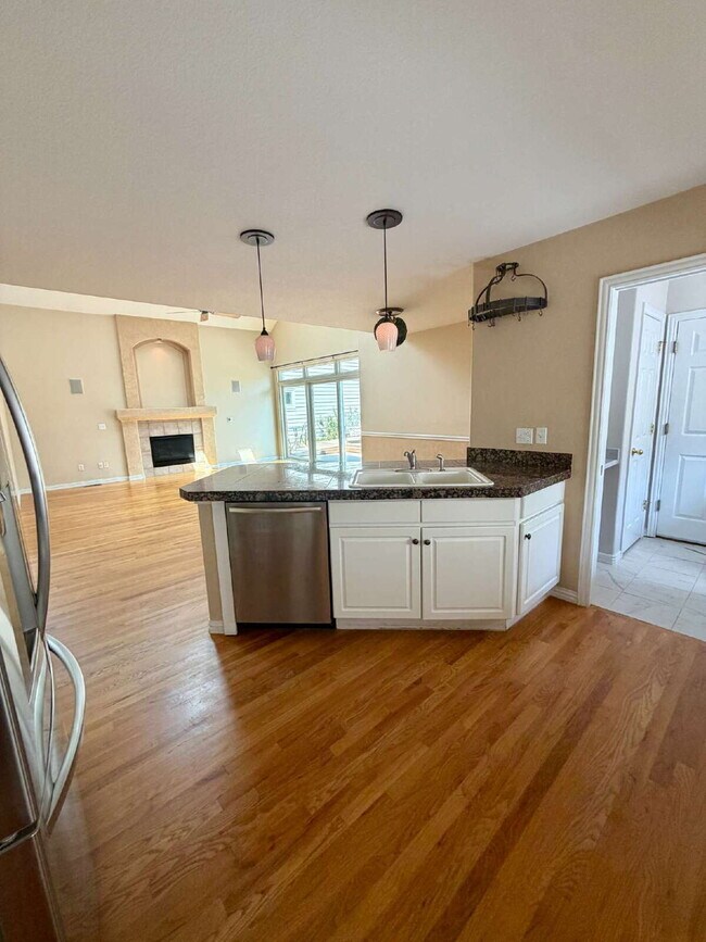 Building Photo - Don’t Miss out on this 4-bedroom 3 bath home in the gated Lighthouse Villas Community.