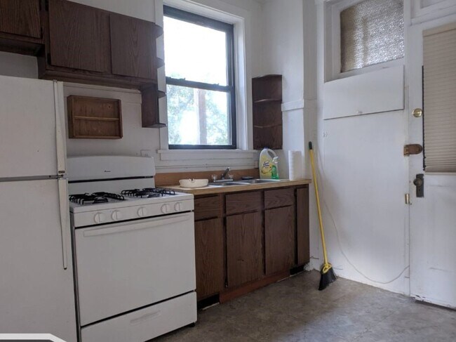 Building Photo - 2424 N Sawyer Ave
