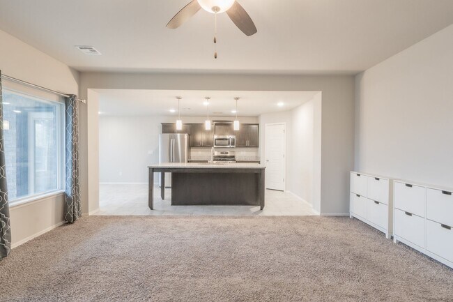 Building Photo - 4 bed/2 bath!