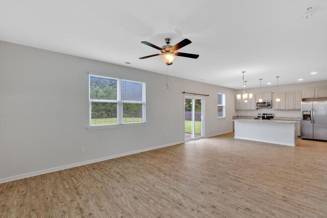 Building Photo - 4 Bedroom Home Available!