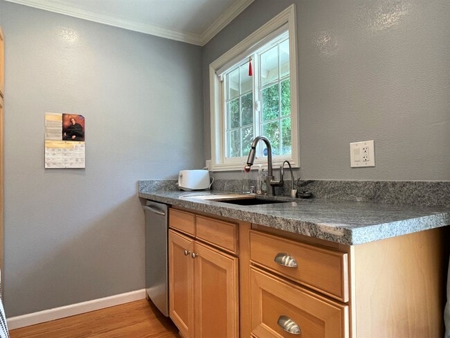 Building Photo - Gorgeous three bedroom two bathroom home with large backyard for rent!