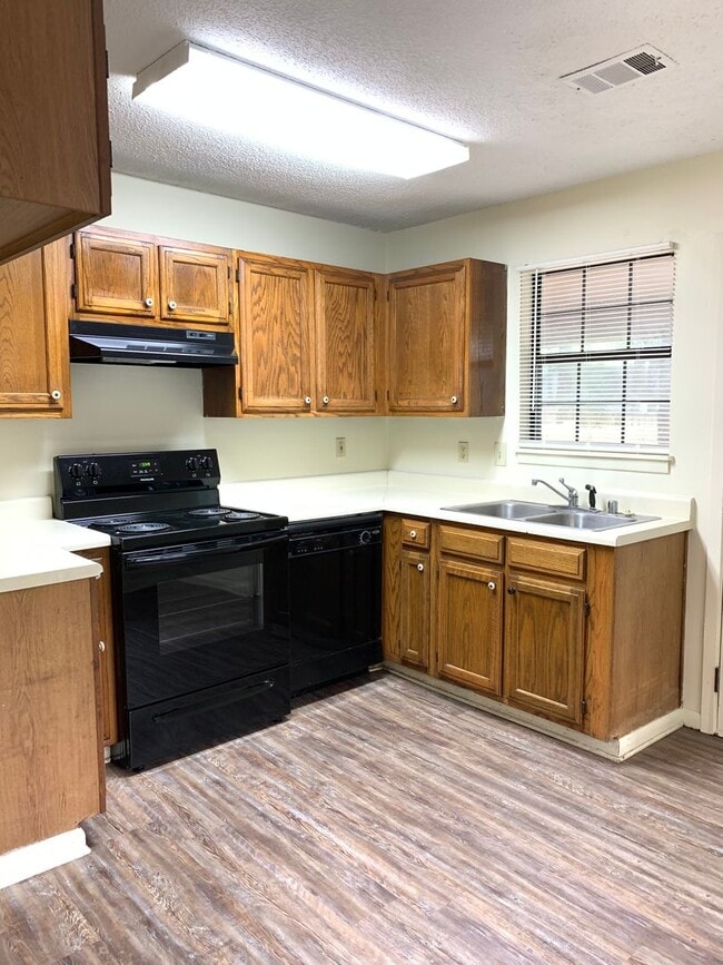 Building Photo - 3 Bed/1.5 Bath Near Fox Meadow Schools!