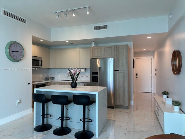Building Photo - 950 Brickell Bay Dr