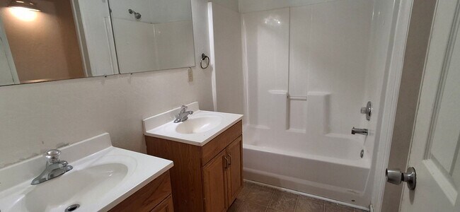 Building Photo - 4 bedroom rental