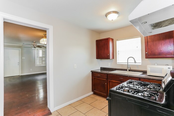 Building Photo - 8914 Cardella Ave