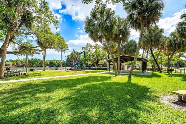 Building Photo - 2101 N Palm Cir