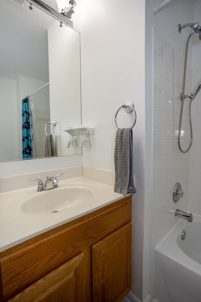 Building Photo - Rare Opportunity in Potomac Crossing!