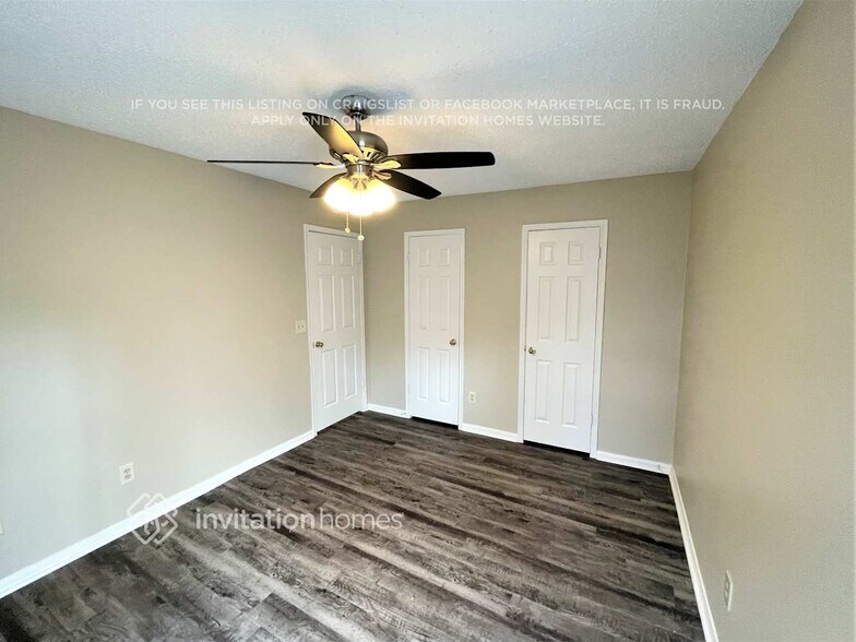 Building Photo - 8919 Village Hills Dr