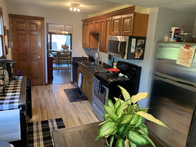 Building Photo - Quaint 2 bedroom, plus den, 1 bath on Okauchee Lake Appliances included: Microwave, Stove, Refrig...