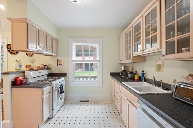 Building Photo - Downtown Raleigh Bungalow: Available September 11th