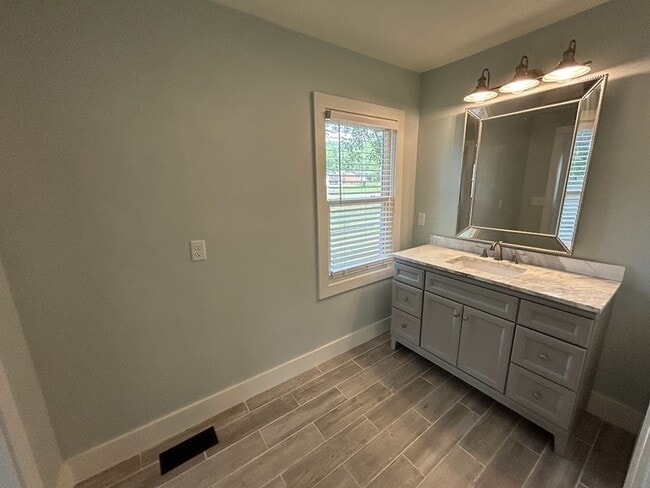 Building Photo - 1931 Stevens Dr NE