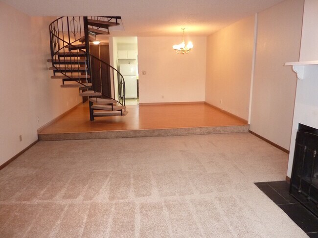 Building Photo - Huge Two Bedroom On the Creek in South Anchorage