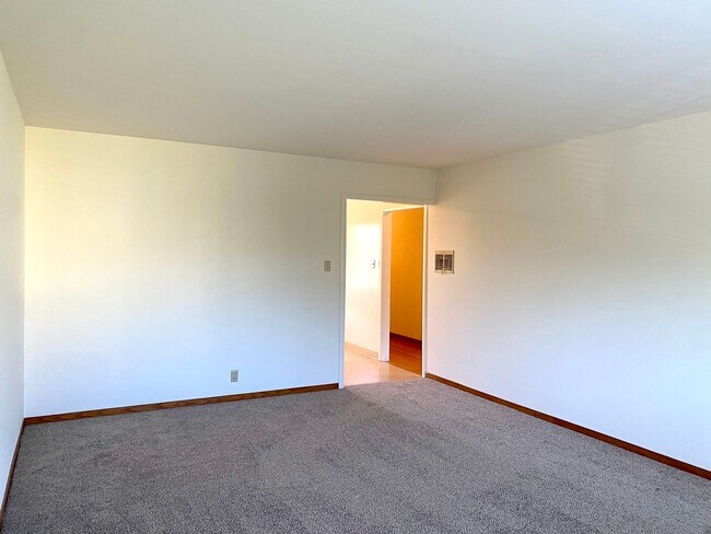 Building Photo - Immaculate 1BR/1BA! Downtown San Anselmo! Parking! Laundry! PROGRESSIVE